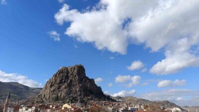 Bugün Afyonkarahisar sisli bir sabaha uyandı. Sisin öğleden sonra şehri