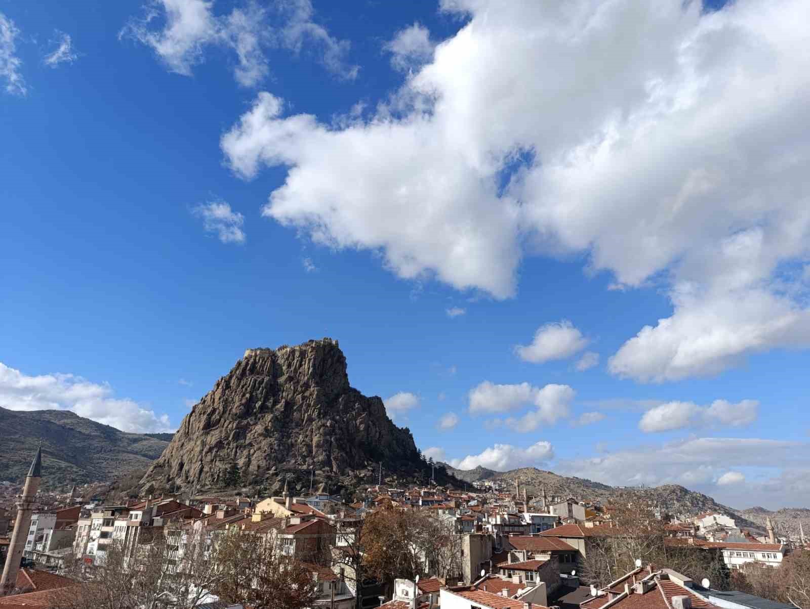Bugün Afyonkarahisar sisli bir sabaha uyandı. Sisin öğleden sonra şehri