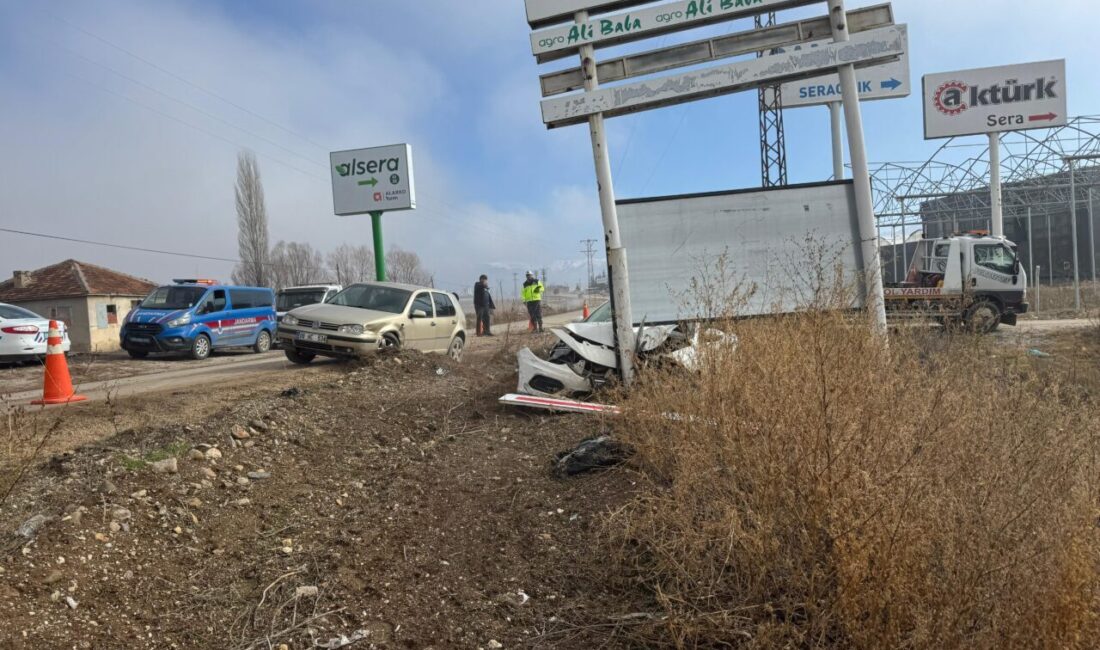 Afyonkarahisar'ın Sandıklı ilçesinde iki otomobilin çarpışması sonucu 2 kişi yaralandı.