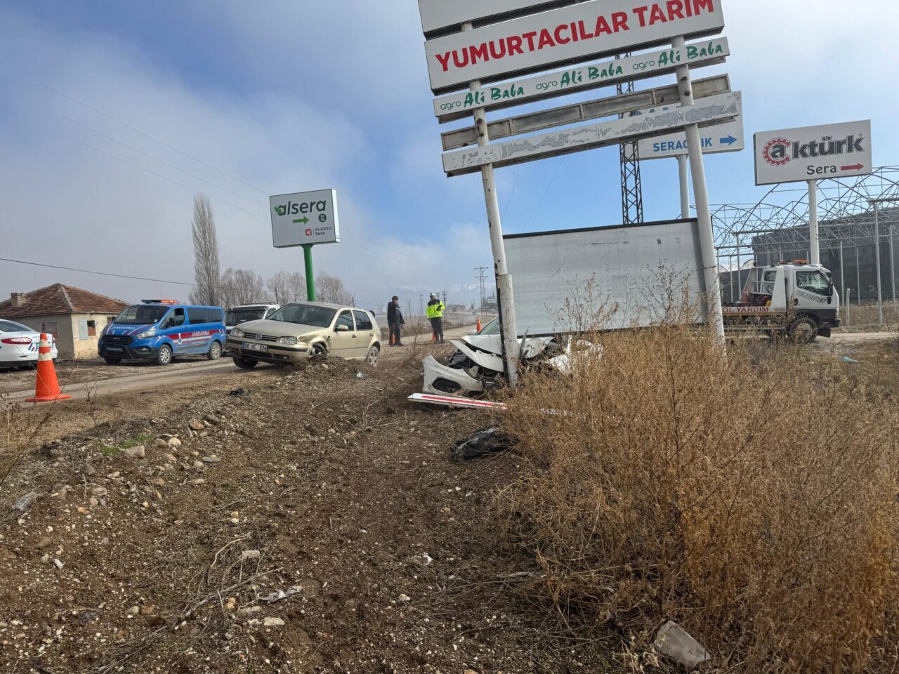 Afyonkarahisar'ın Sandıklı ilçesinde iki otomobilin çarpışması sonucu 2 kişi yaralandı.