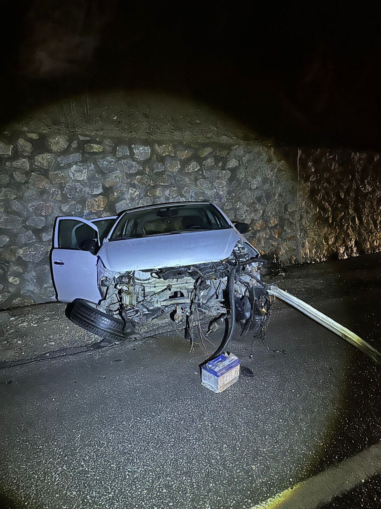 Afyonkarahisar'ın Bayat ilçesinde istinat duvarına çarpan otomobildeki 1'i çocuk 5