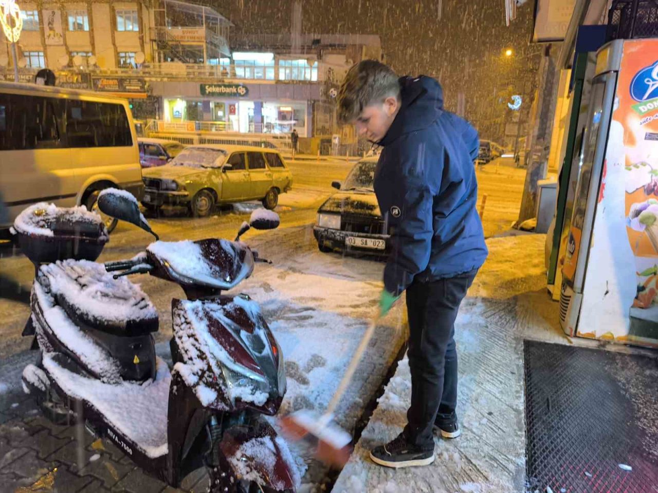 Meteorolojinin uyarıları sonrası Afyonkarahisar’da beklenen kar yağışı dün akşam saatlerinde