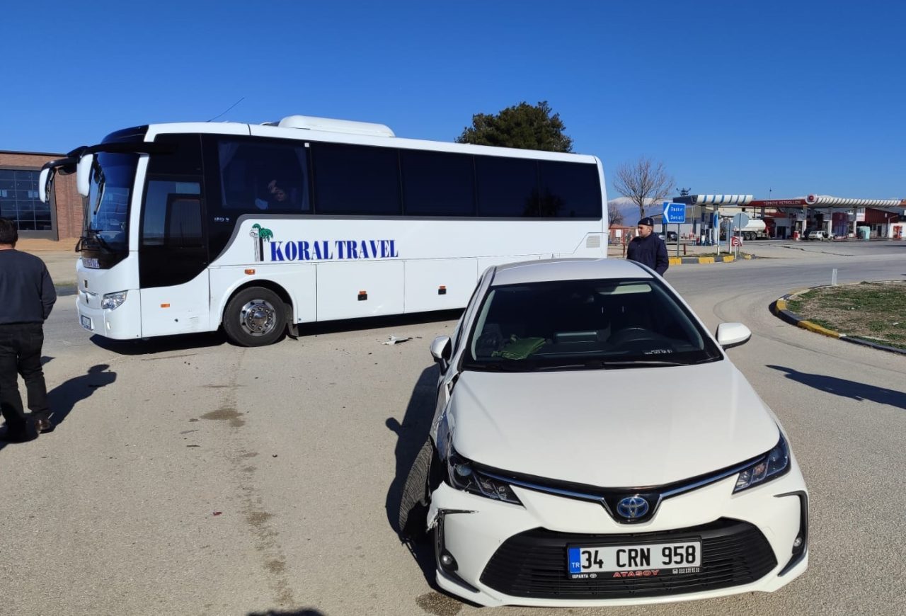 AFYONKARAHİSAR (AA) – Afyonkarahisar'ın Dazkırı ilçesinde otomobil ile tur otobüsünün