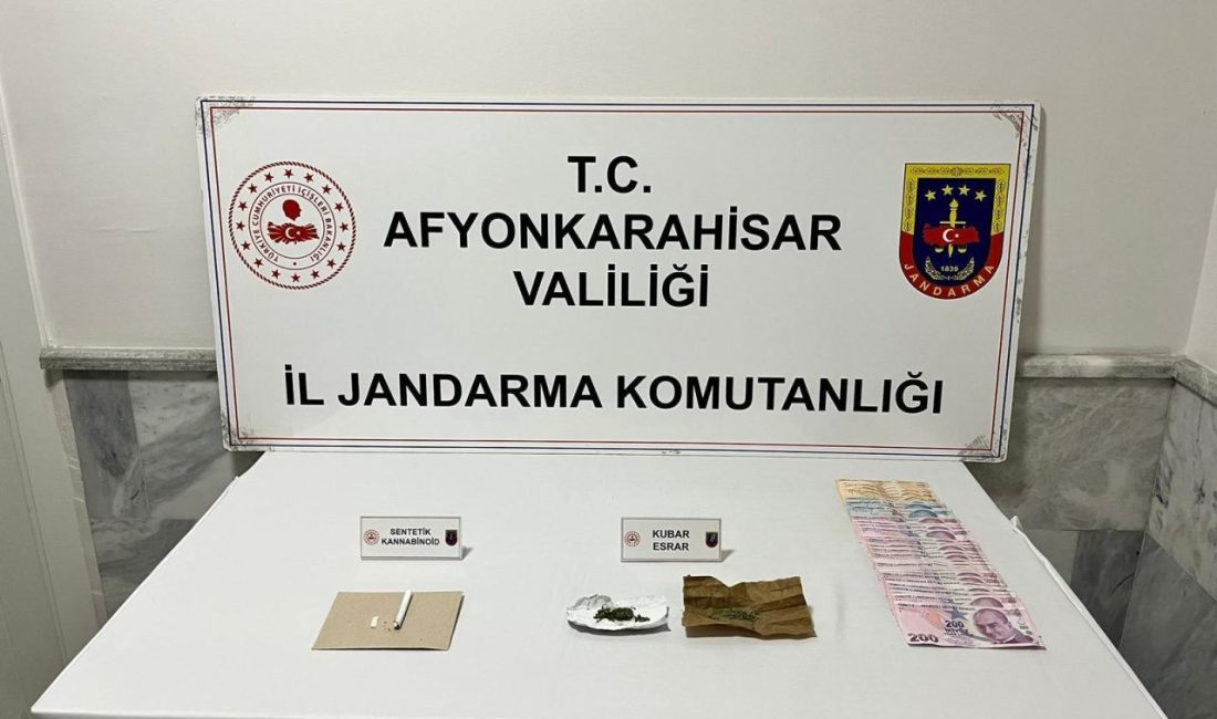 AFYONKARAHİSAR (AA) – Afyonkarahisar'da uyuşturucu ele geçirilen otomobildeki 5 kişiye