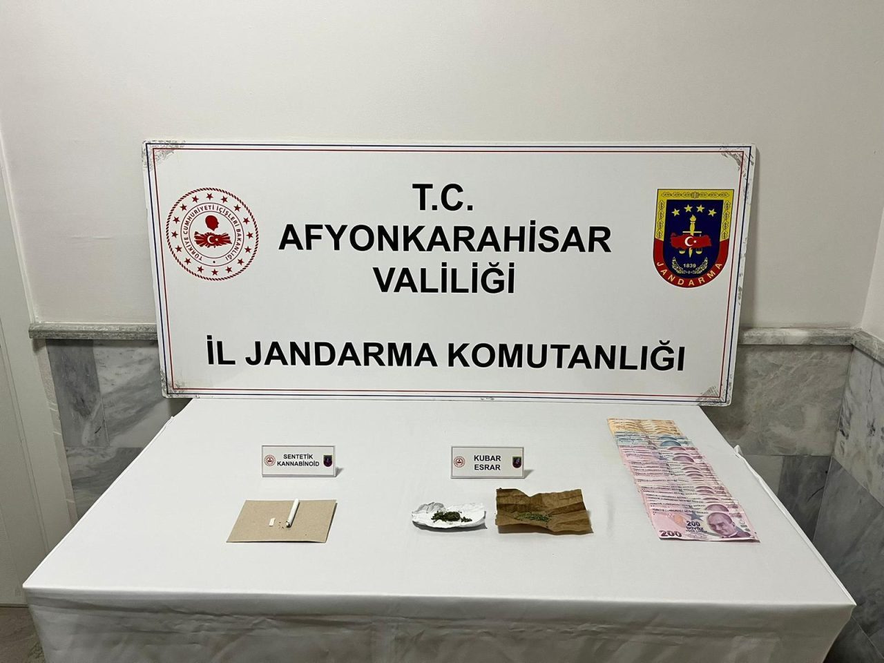 AFYONKARAHİSAR (AA) – Afyonkarahisar'da uyuşturucu ele geçirilen otomobildeki 5 kişiye