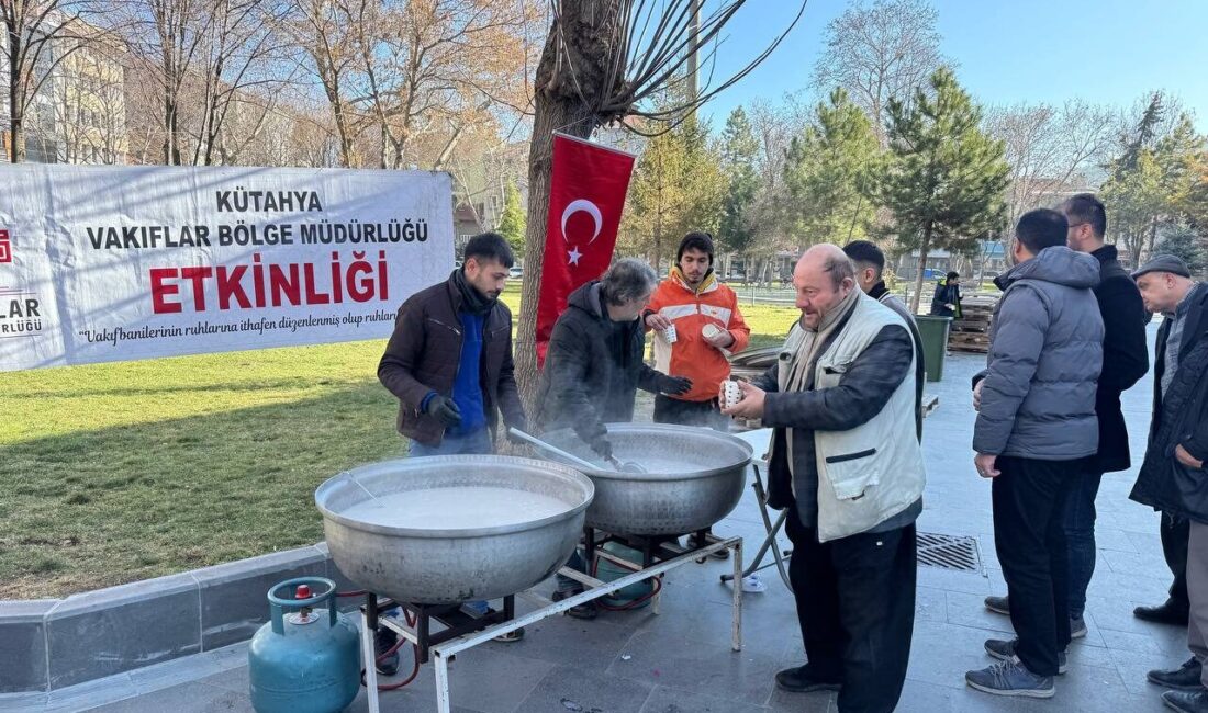 AFYONKARAHİSAR (AA) – Afyonkarahisar'da Regaip Kandili dolayısıyla vatandaşlara salep ikramında