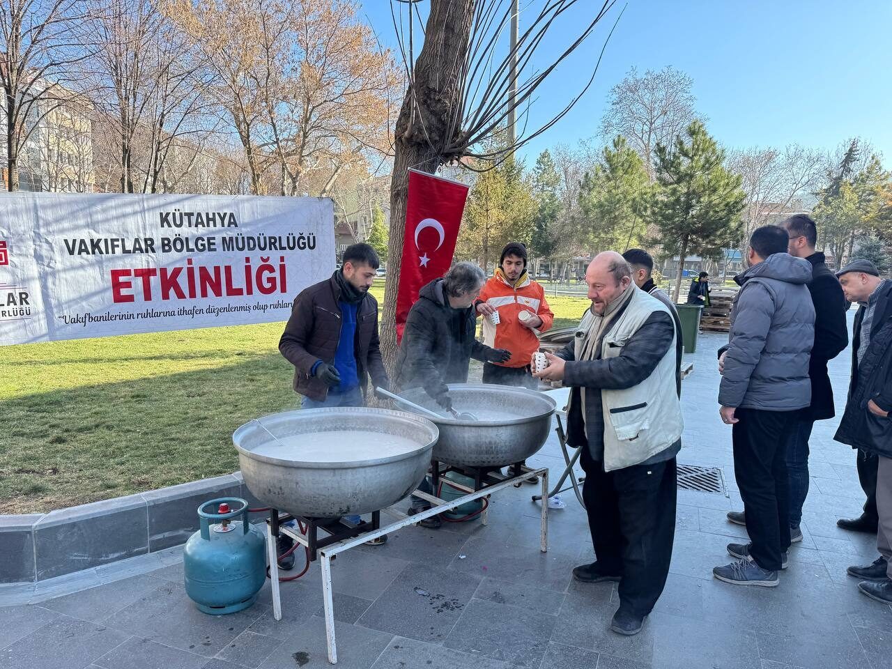 AFYONKARAHİSAR (AA) – Afyonkarahisar'da Regaip Kandili dolayısıyla vatandaşlara salep ikramında