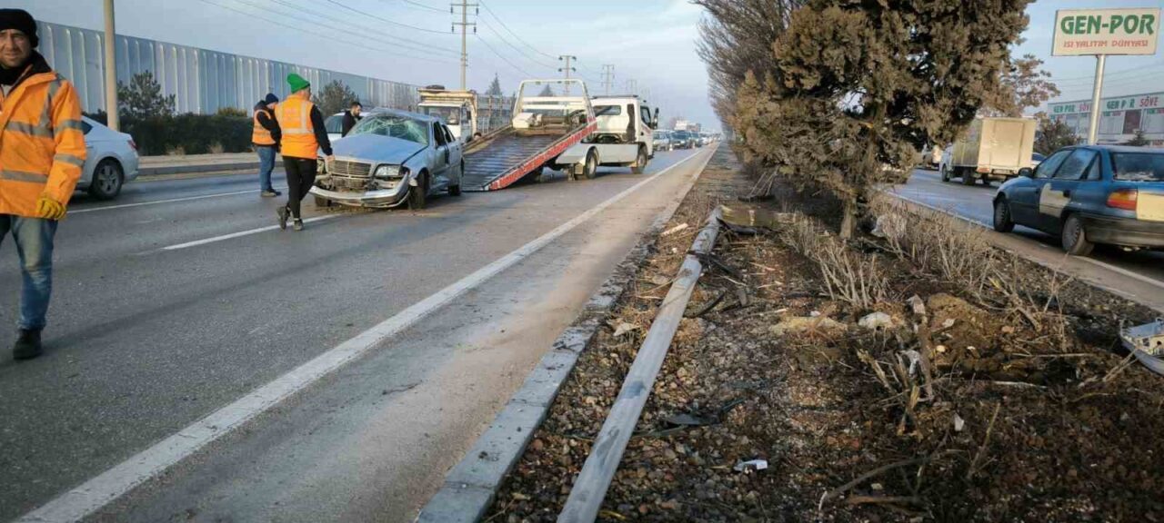 Afyonkarahisar’da meydana gelen zincirleme trafik kazasında 3 araçta maddi hasar