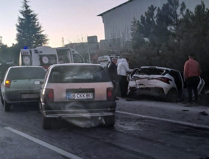 AFYONKARAHİSAR (AA) – Afyonkarahisar'ın İscehisar ilçesinde 4 otomobilin karıştığı zincirleme