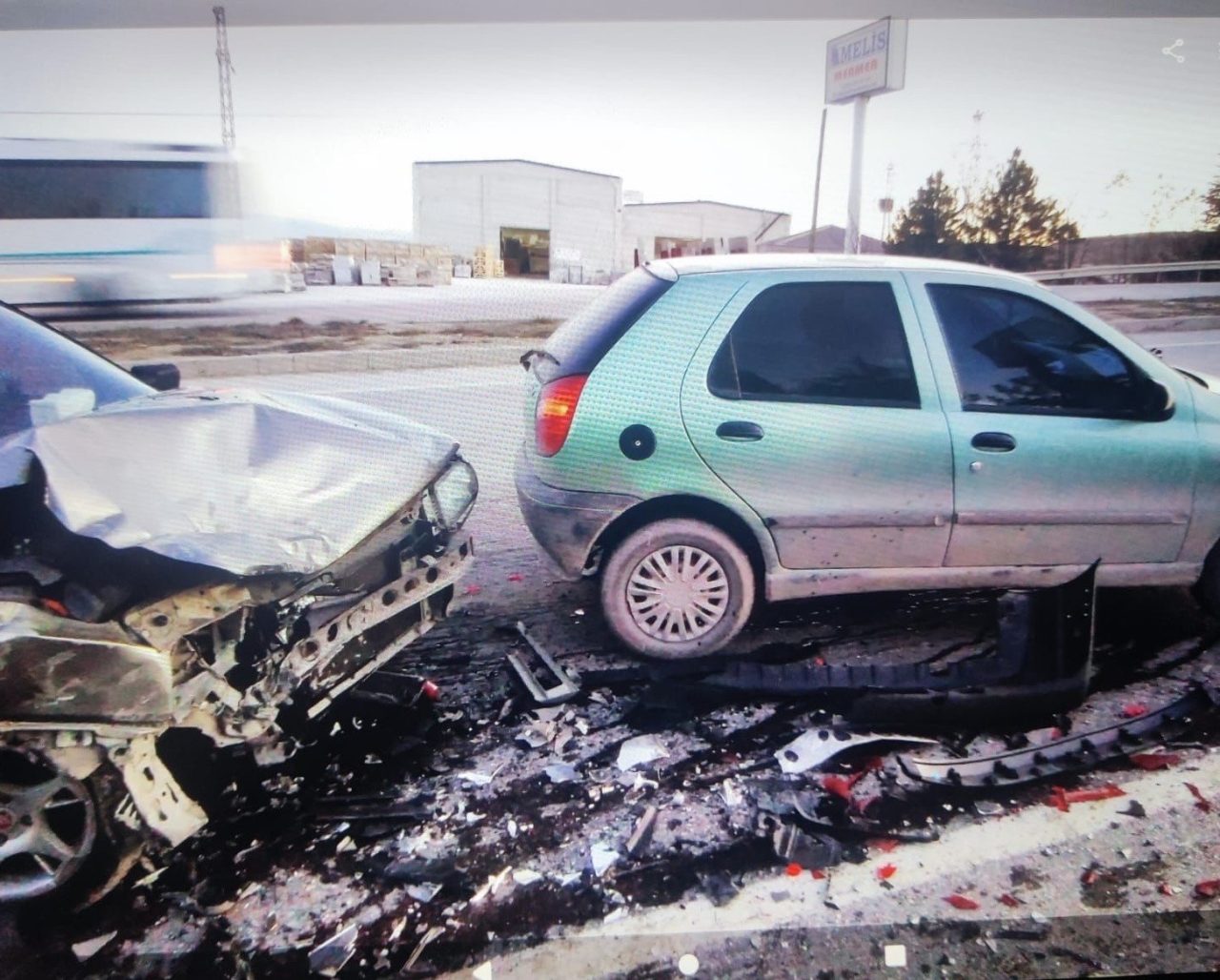 Afyonkarahisar’da 4 otomobilin karıştığı zincirleme trafik kazasında 8 kişi yaralanırken,