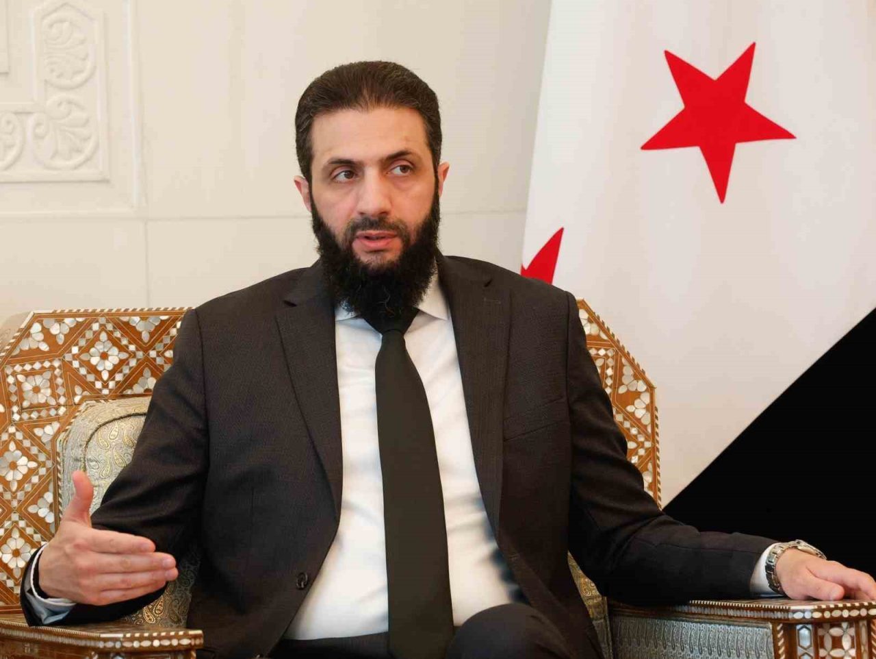 Suriye’deki yeni yönetimin lideri Ahmed eş-Şara, yeni bir anayasa kabul