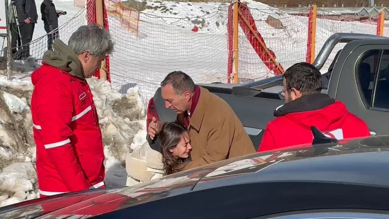 Bolu Kartalkaya Kayak Merkezi’nde yangının çıktığı 12 katlı otelde ekiplerin
