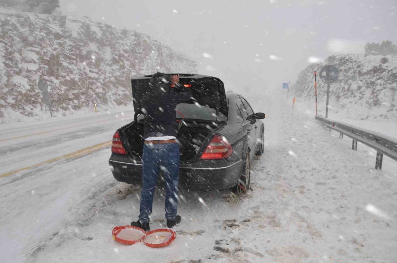 Antalya’yı Konya’ya bağlayan Akseki-Seydişehir kara yolunda kar yağışı etkili olurken,