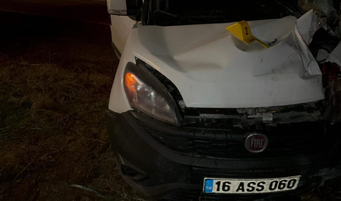 AFYONKARAHİSAR (AA) – Afyonkarahisar'da arıza yapan aracının başında bekleyen kişi,