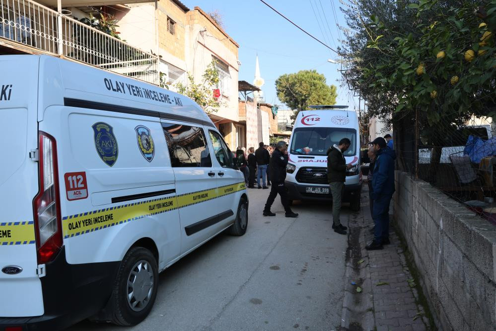 Mersin'de görevli bir polis memurunun, Mersin'in Tarsus ilçesinde eşini boğarak,
