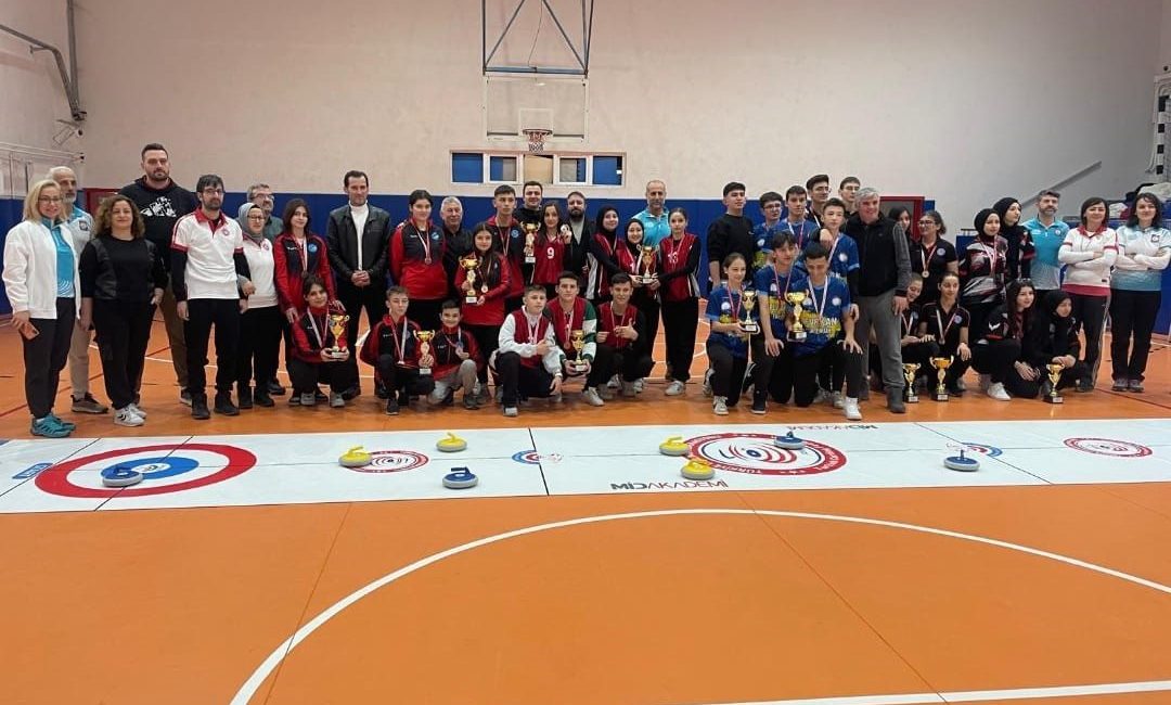 Kütahya’nın Tavşanlı Balıköy Anadolu Lisesi, Curling Gençler Müsabakasında büyük bir