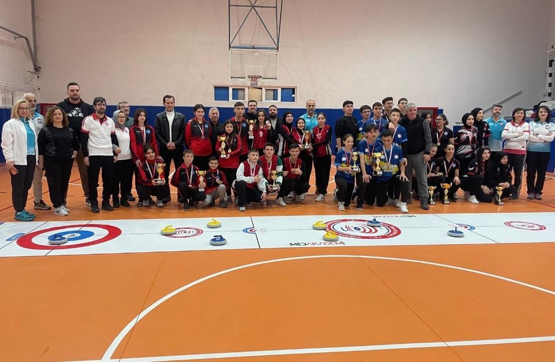 Kütahya’nın Tavşanlı Balıköy Anadolu Lisesi, Curling Gençler Müsabakasında büyük bir