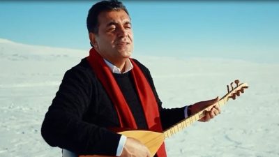 Ardahan Belediye Başkanlığı görevini yürüten Türk halk müziği sanatçısı Faruk