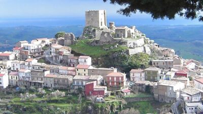 İtalya’nın güneyinde, yoksul bir bölge olan Belcastro köyünde, Belediye Başkanı