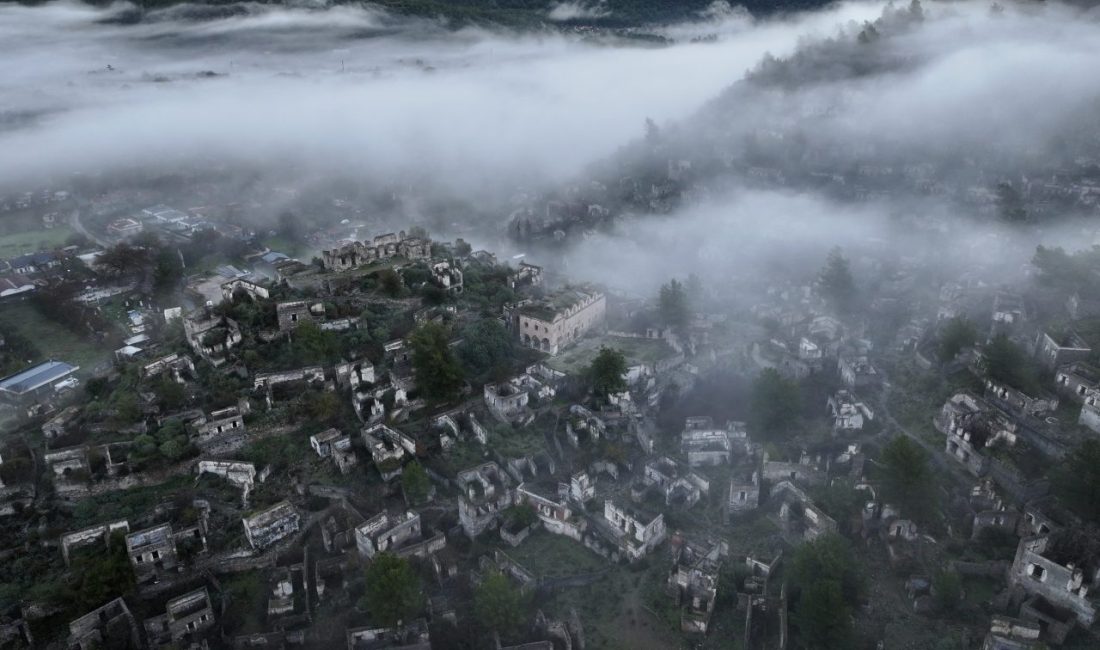 Fethiye'nin Hayalet Köyü Kayaköy, Sisle Büyüleyici Bir Manzara Oluşturdu