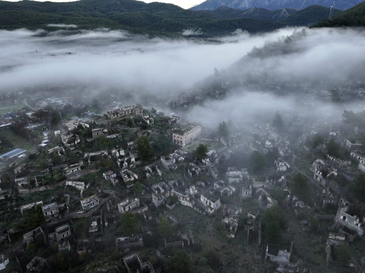 Fethiye'nin Hayalet Köyü Kayaköy, Sisle Büyüleyici Bir Manzara Oluşturdu