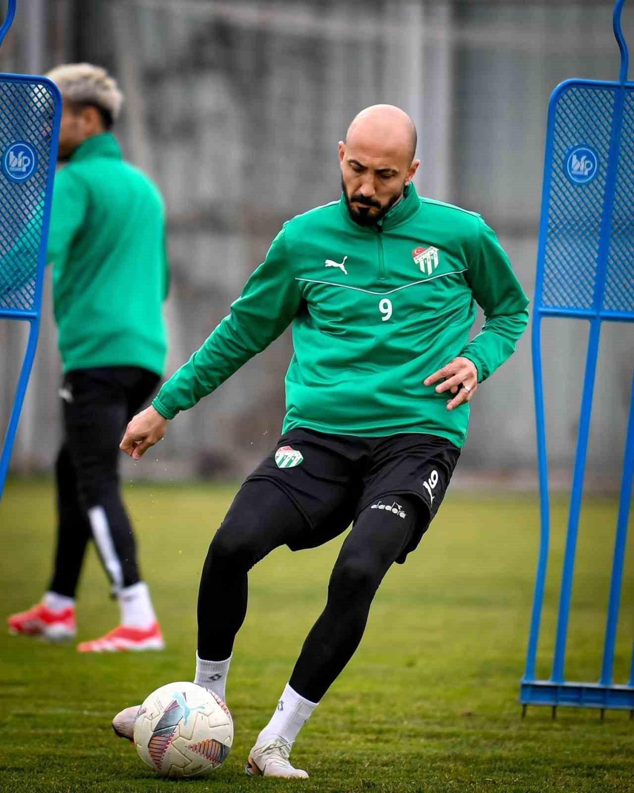 Bursaspor, sahasında Ergene Velimeşe Spor ile oynayacağı maçın hazırlıklarına öğle