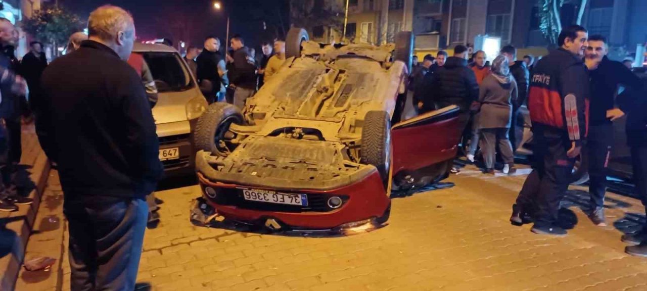 Çanakkale’nin Çan ilçesinde park halindeki araca çarparak takla atan otomobilin