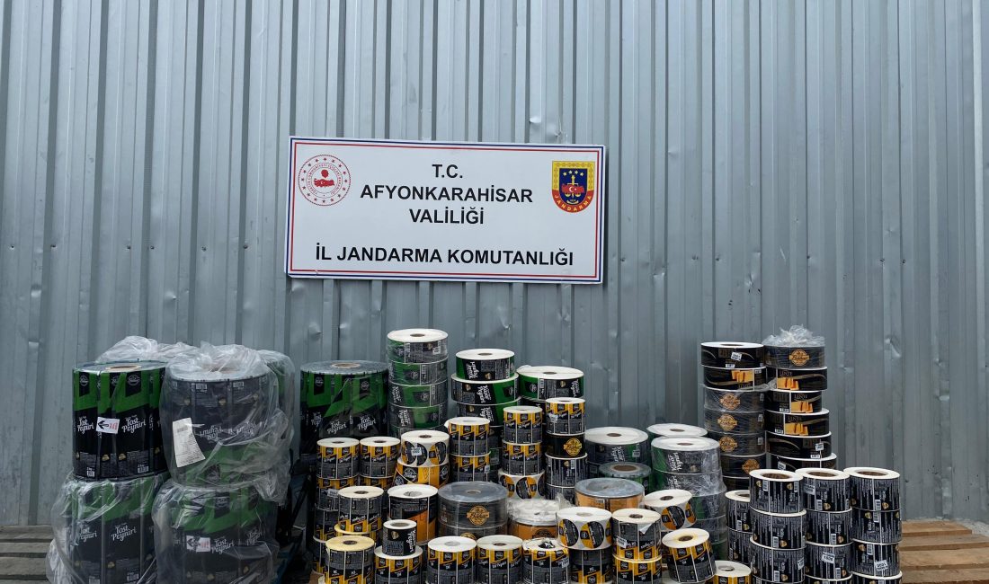 “Afyonkarahisar’da Taklit Ürün Operasyonu: Binlerce Sahte Etiket ve Peynir Ele Geçirildi” Afyonkarahisar İl Jandarma Komutanlığınca, yapılan titiz çalışmalar neticesinde; Bolvadin ilçesinde