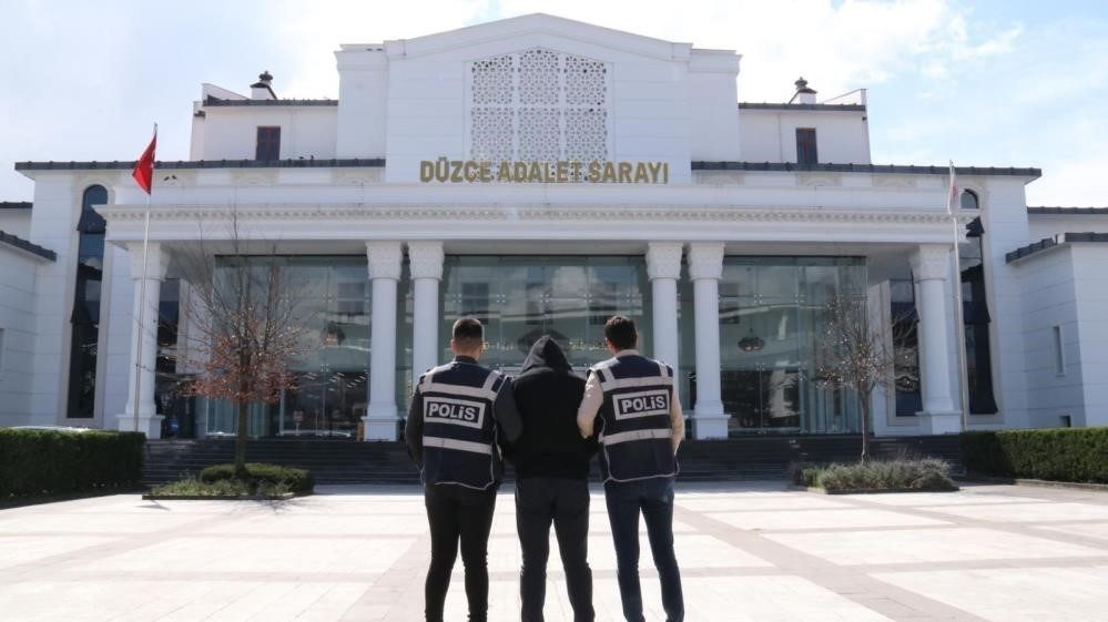 Düzce’de, polis ve jandarma ekiplerinin ortaklaşa gerçekleştirdiği operasyonlarda çeşitli suçlardan