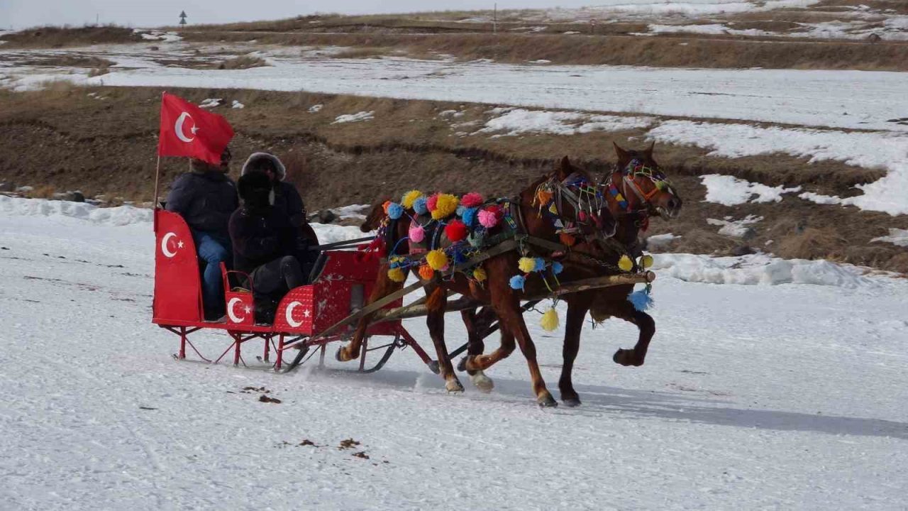 Ardahan’da, yüzeyi buzla kaplı Çıldır Gölü’nde hafta sonu yoğunluğu yaşandı.