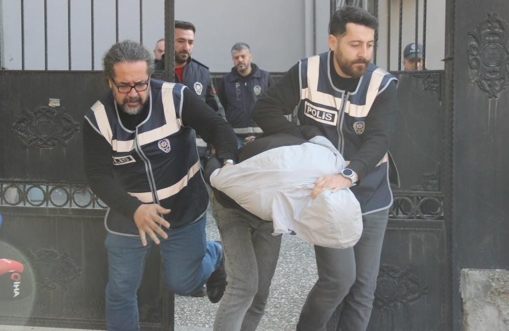 İzmir’de görüntülü aradığı boşanma aşamasındaki eşine tehditler savurup, 3 yaşındaki