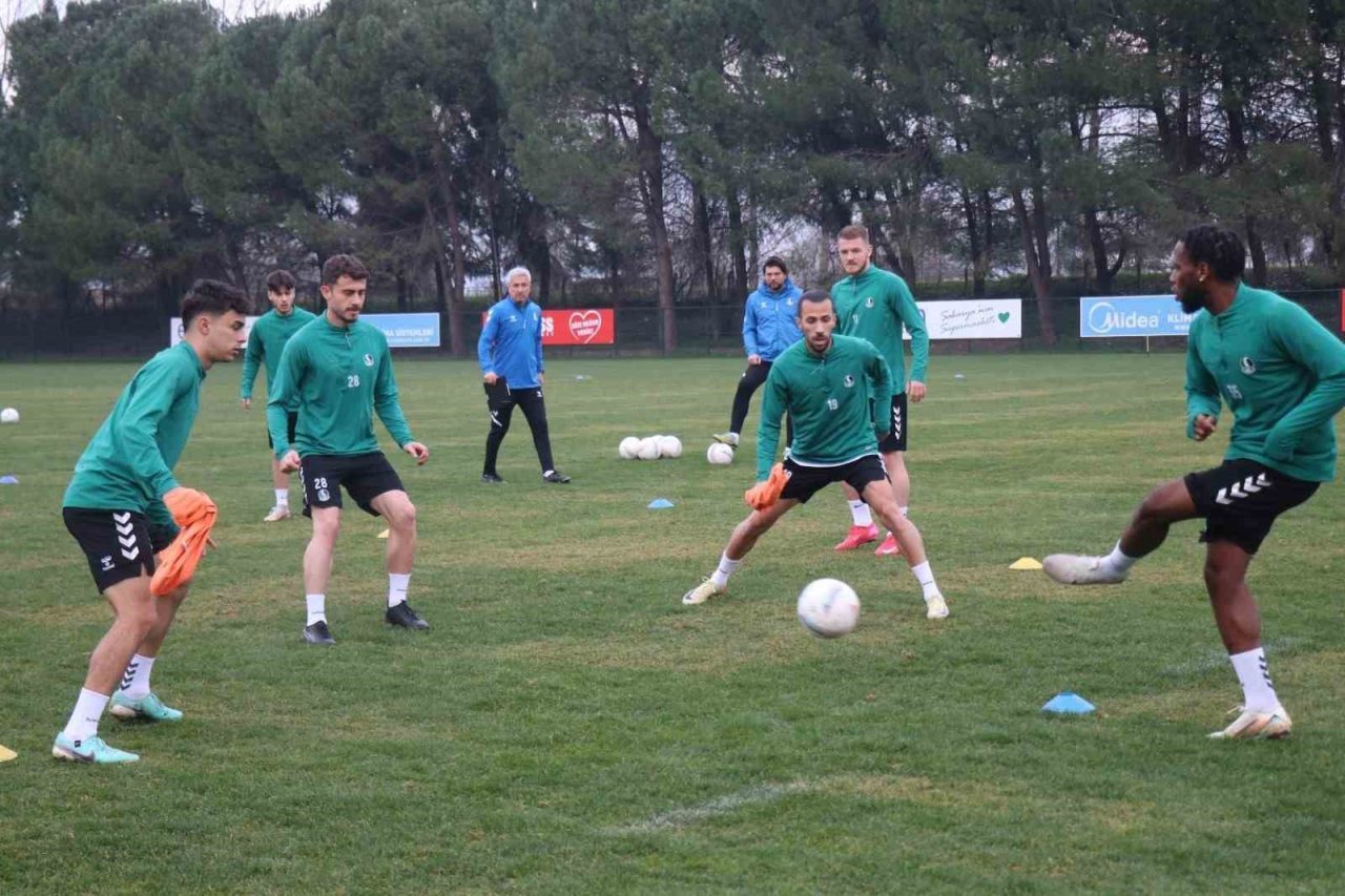 Sakaryaspor Başkanı Cumhur Genç, ligdeki durumlarıyla ilgili yaptığı açıklamada, "Bizim