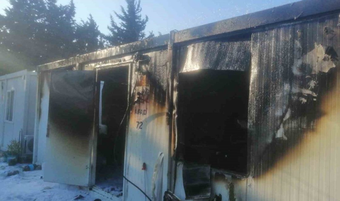 Depremzede ailenin konteyneri alevlere teslim oldu Hatay’ın Samandağ ilçesinde çıkan yangında depremzede ailenin kaldığı konteyner yanarak