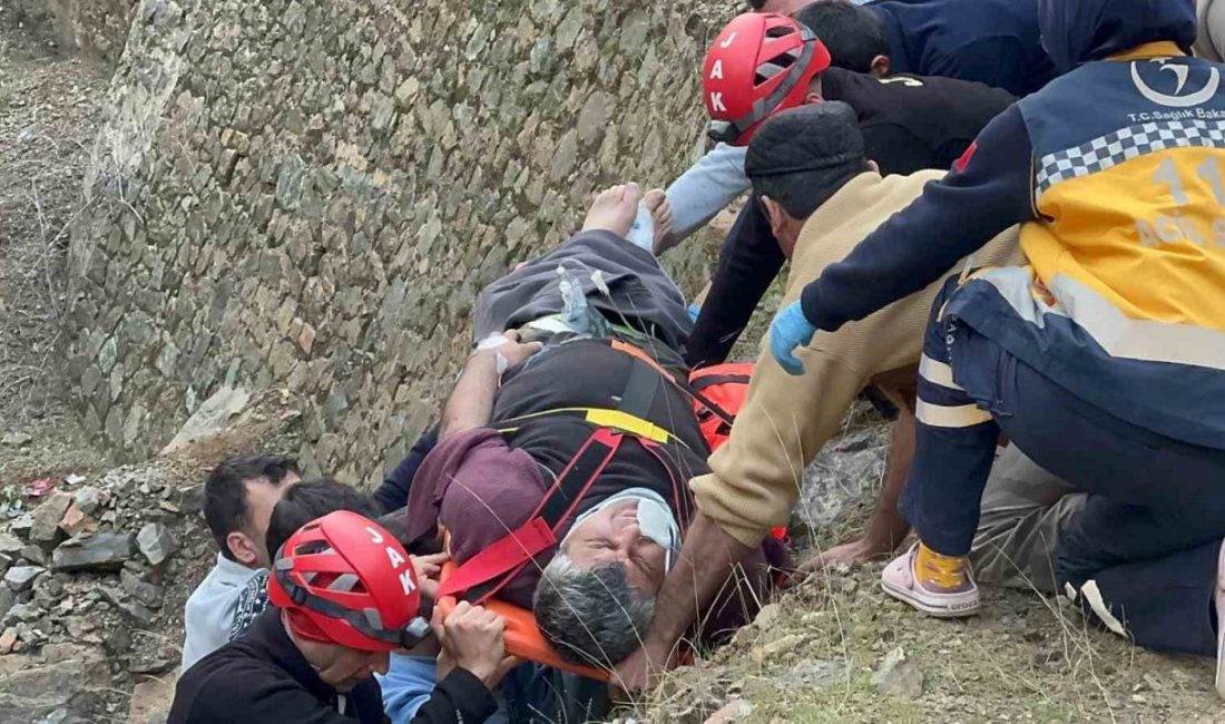 Dereye uçan motosiklet sürücüsünü JAK kurtardı! Muğla’nın Fethiye ilçesinde 10 metre yükseklikten dereye uçan motosiklet sürücüsü