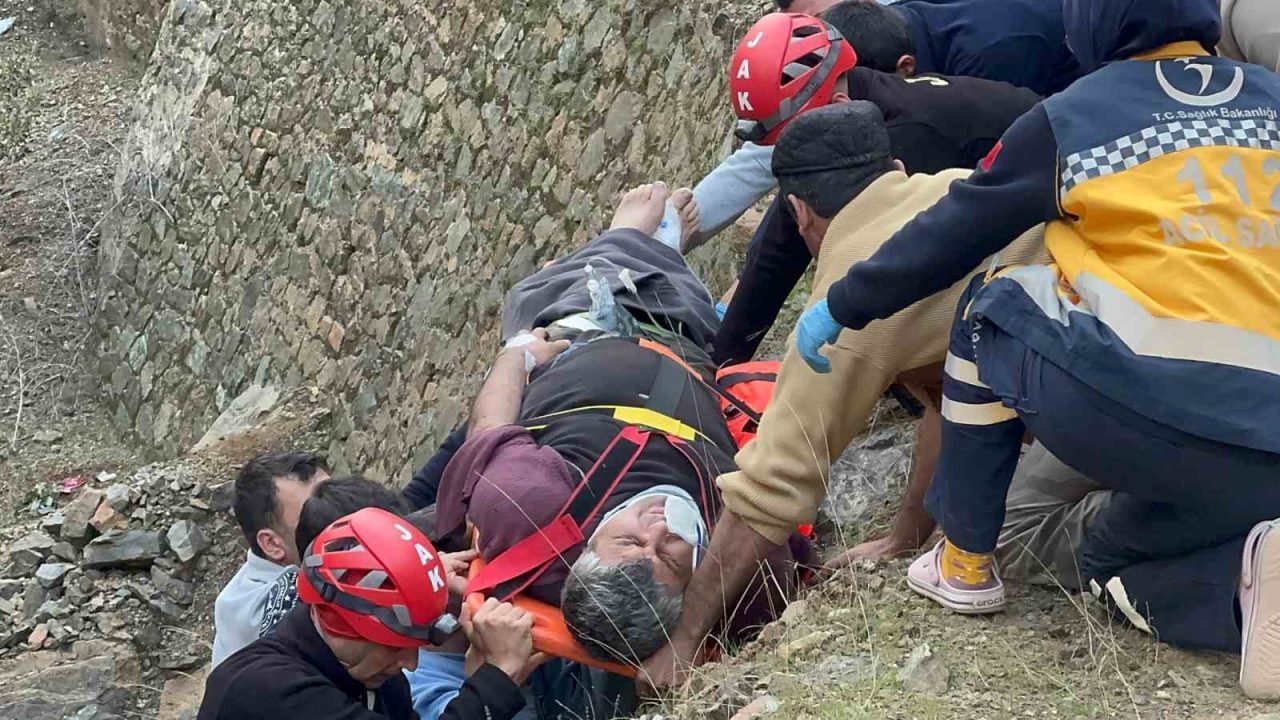 Muğla’nın Fethiye ilçesinde 10 metre yükseklikten dereye uçan motosiklet sürücüsü