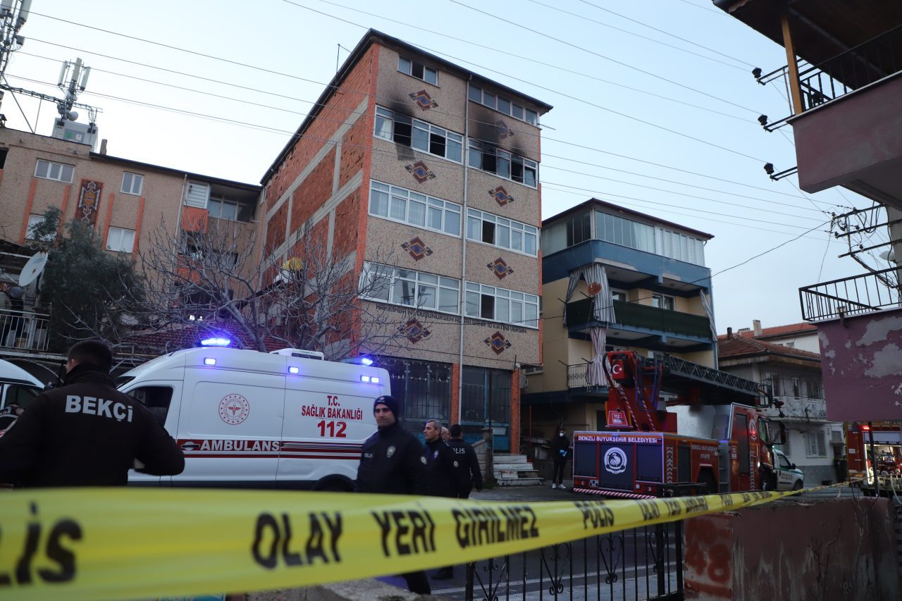 Anne 1,5 yaşındaki bebeğini camdan battaniyeye sarıp atarak kurtardı