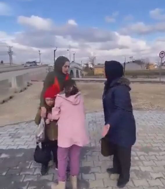 Afyonkarahisar’ın Selçuklu Mahallesi’nde, başıboş dolaşan sokak köpekleri mahalle sakinlerine korku