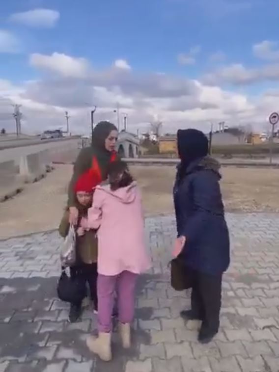 Afyonkarahisar’ın Selçuklu Mahallesi’nde, başıboş dolaşan sokak köpekleri mahalle sakinlerine korku