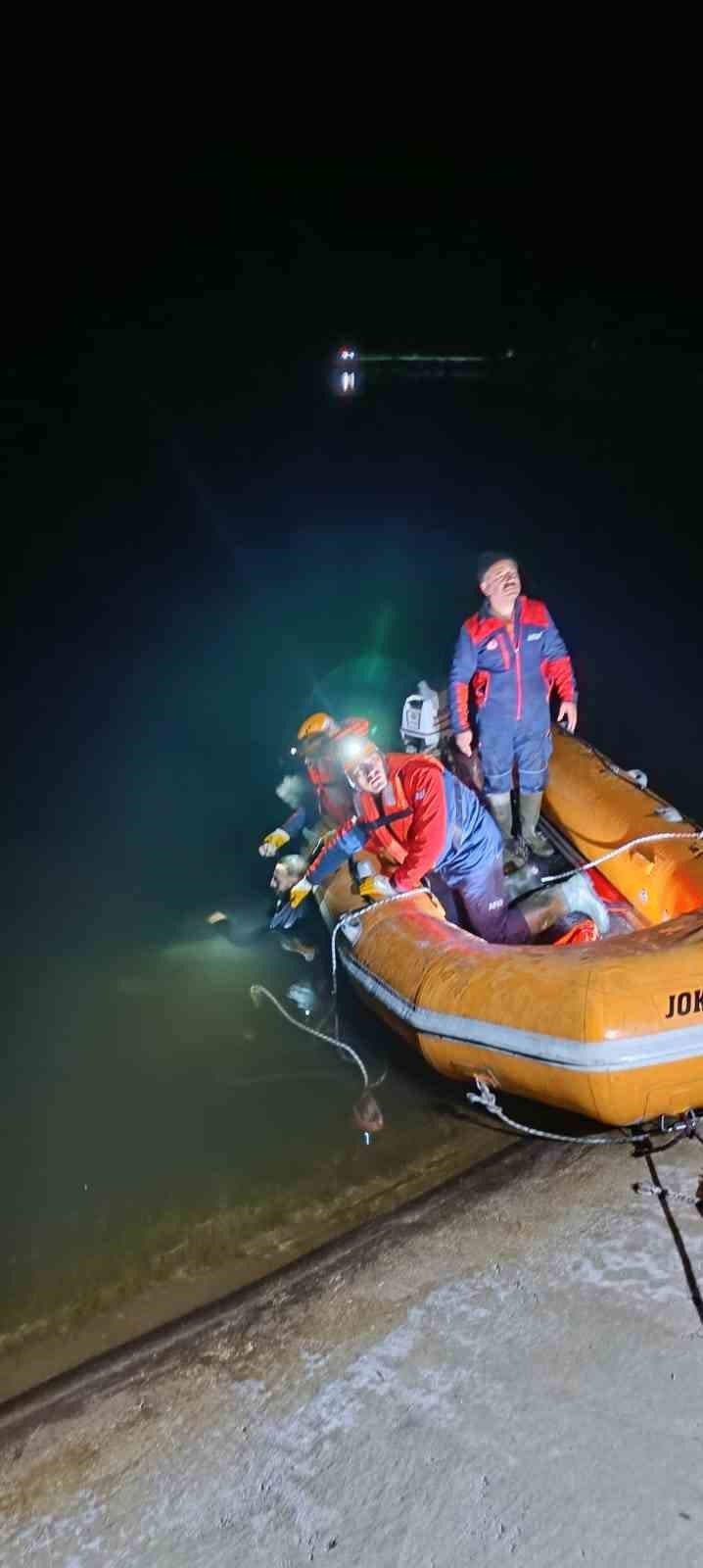Afyonkarahisar’da fotoğraf çektirirken gölete düşen arkadaşını kurtarmak isteyen şahıs, boğularak