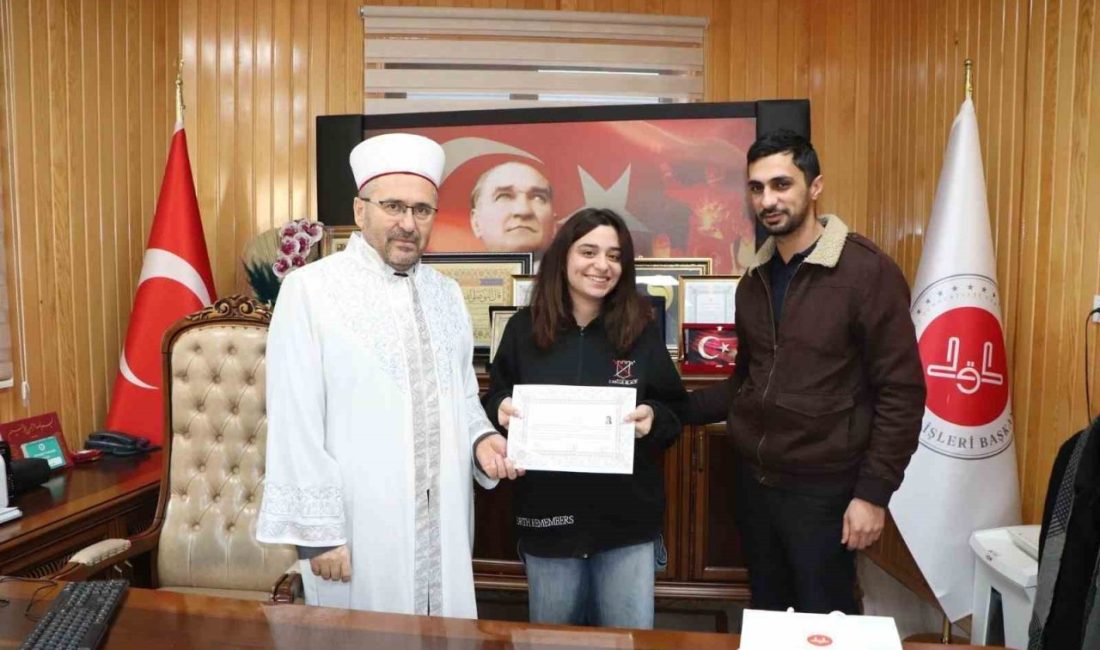 İtalya vatandaşı Martina Tafuro, Elazığ İl Müftülüğünde düzenlenen törende kelime-i