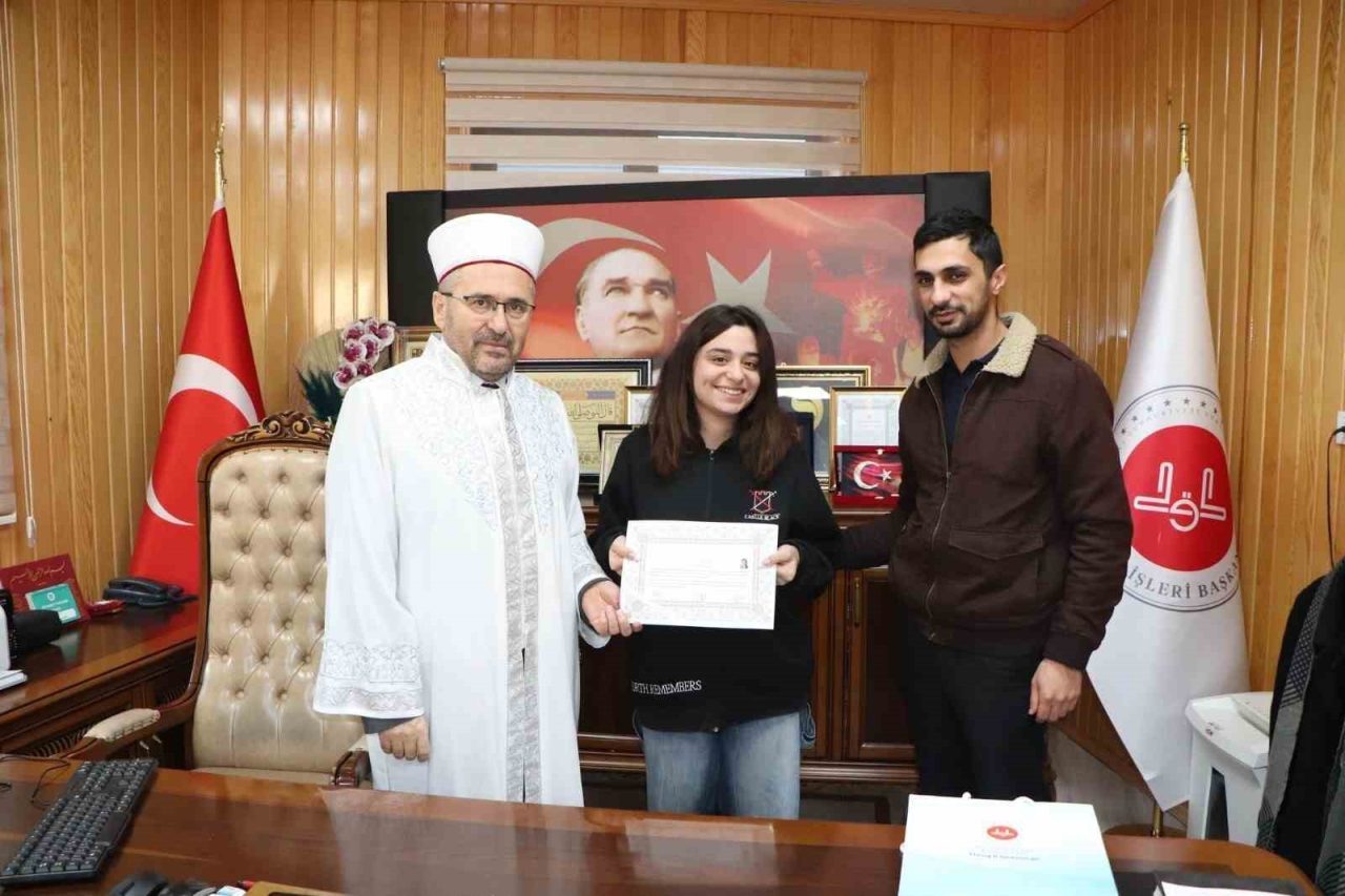 İtalya vatandaşı Martina Tafuro, Elazığ İl Müftülüğünde düzenlenen törende kelime-i