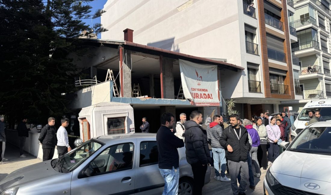 İzmir'in Karşıyaka ilçesinde tamir için çıktığı çatıdan düşen işçi hayatını