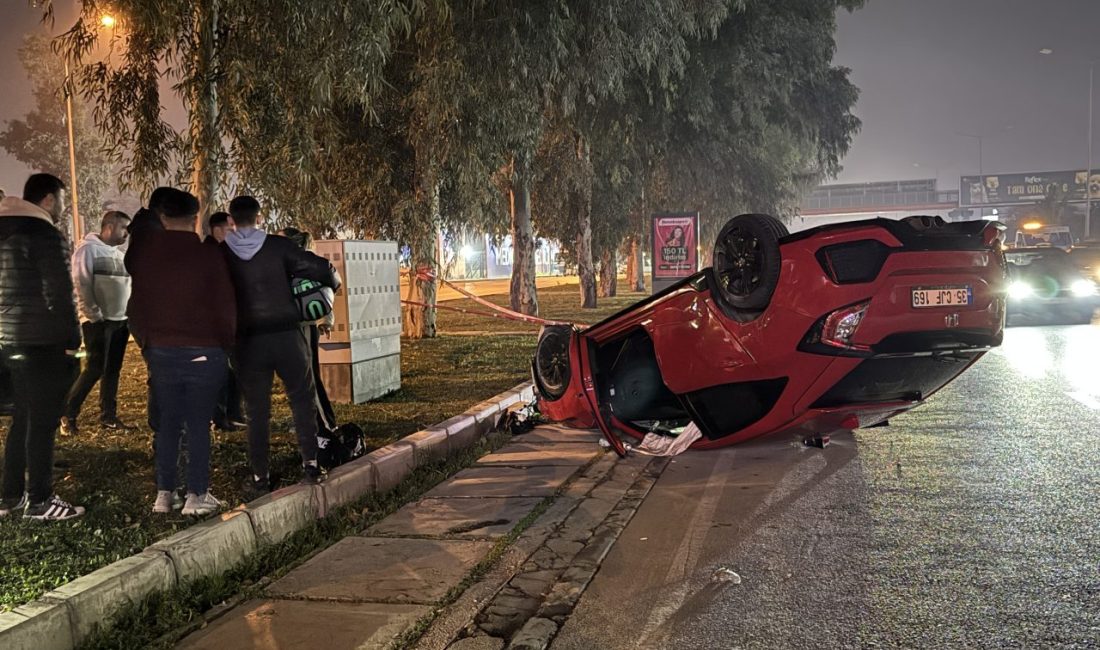 İzmir'de 3 otomobilin karıştığı zincirleme trafik kazasında, 2 kişi hafif