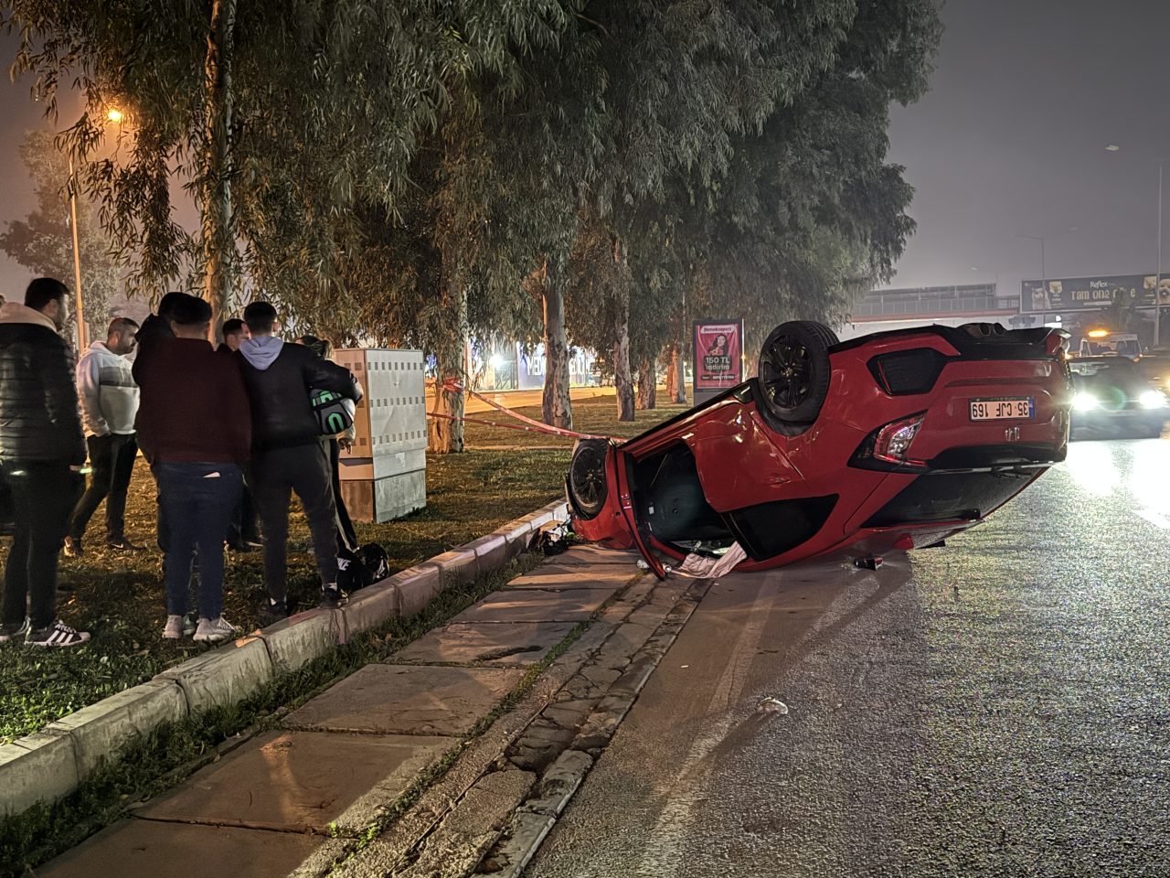 İzmir'de 3 otomobilin karıştığı zincirleme trafik kazasında, 2 kişi hafif