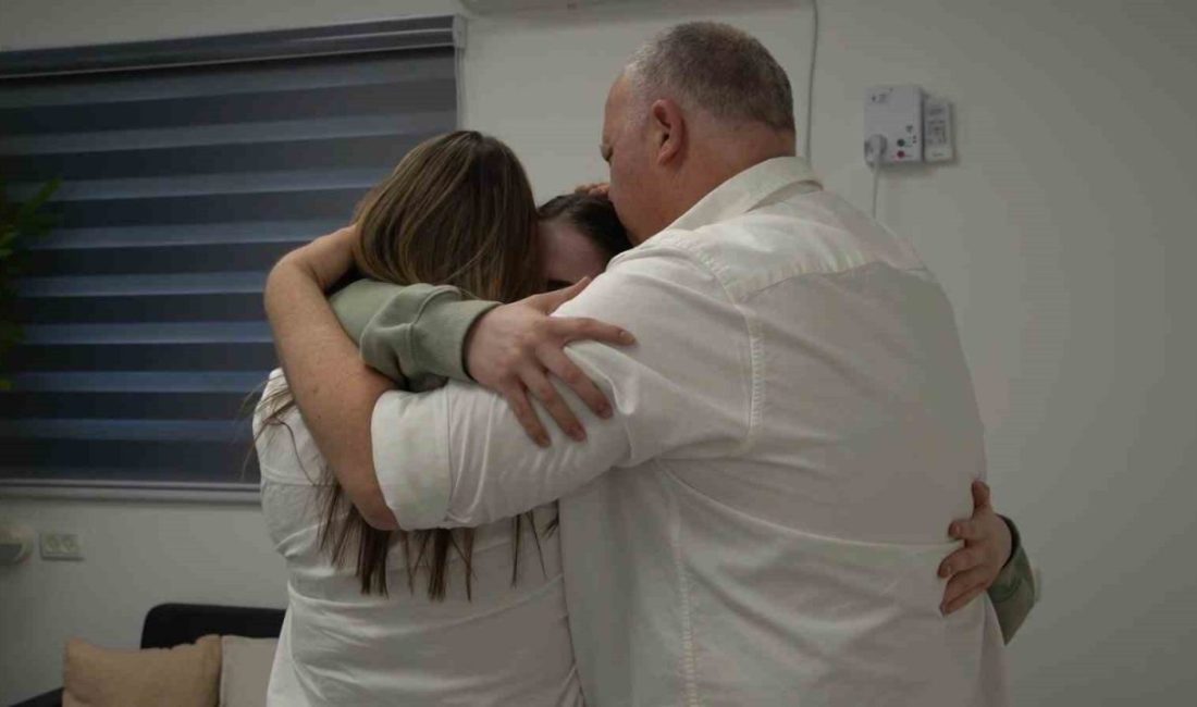 Kadın asker İsrail’e döndü Gazze’den serbest bırakılan asker Agam Berger, sınırı geçerek İsrail’e ulaştı.