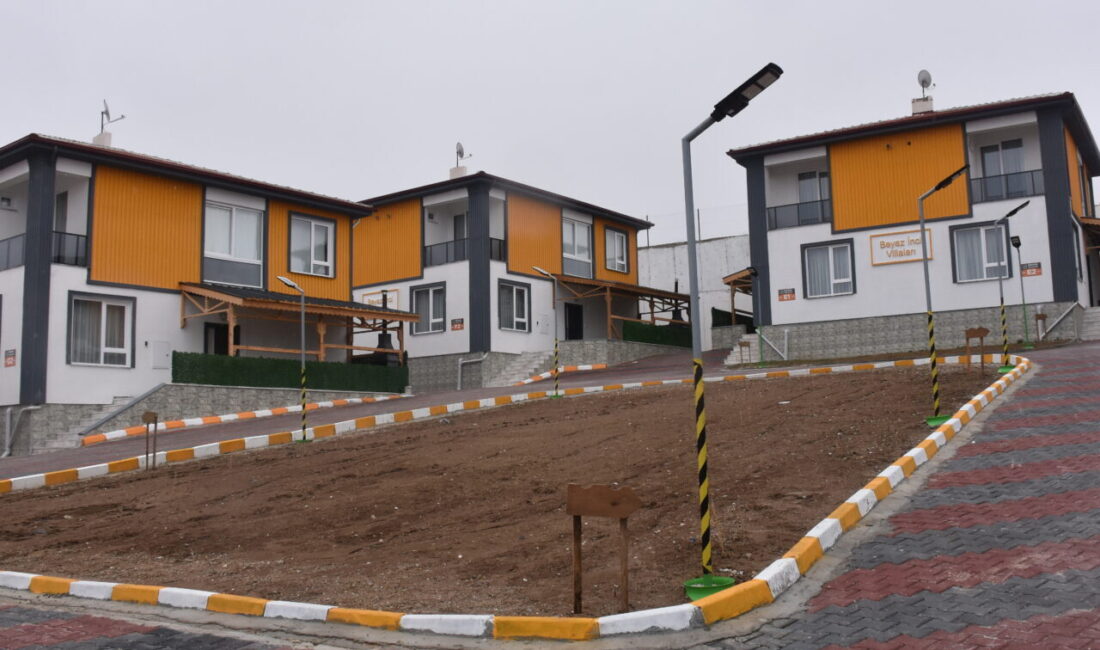 - Afyonkarahisar'da 7 ay önce kurduğu 16 villalık tesiste tatilcileri