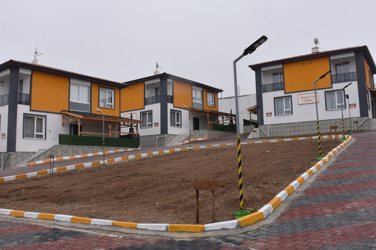 - Afyonkarahisar'da 7 ay önce kurduğu 16 villalık tesiste tatilcileri