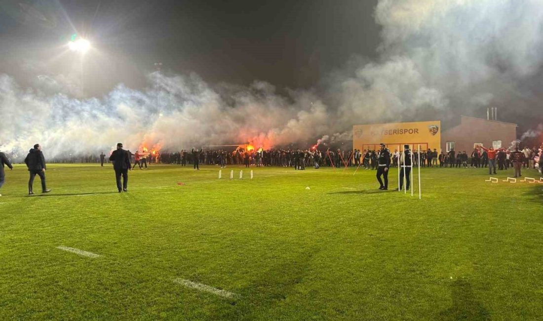 Kayserispor’da taraftarlı antrenman Kayserispor, Trendyol Süper Lig’in 22. haftasında oynayacağı Trabzonspor maçı hazırlıklarına