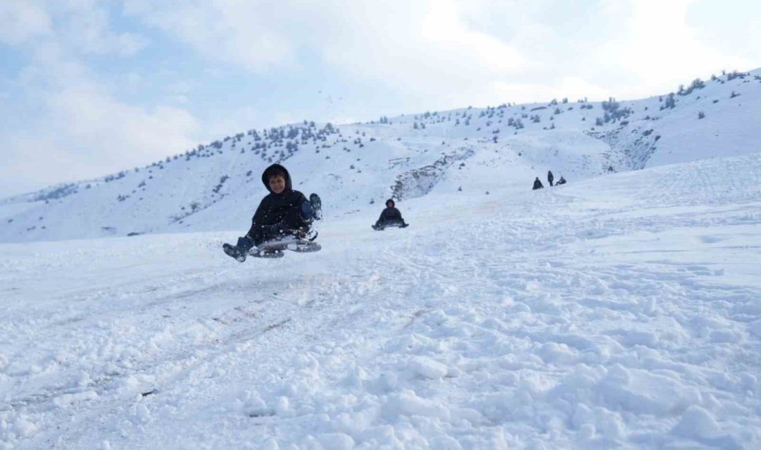 Muş’ta etkili olan kar yağışının ardından toplanan çocuklar, kendi yaptıkları