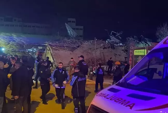 Konya'nın Selçuklu ilçesinde 3 katlı bir binanın çöktüğünü görenler ihbarda
